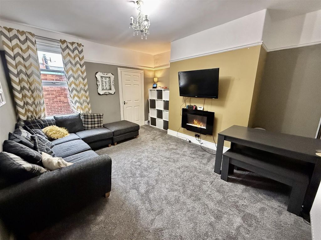 Property photo 3 of 9 Lounge