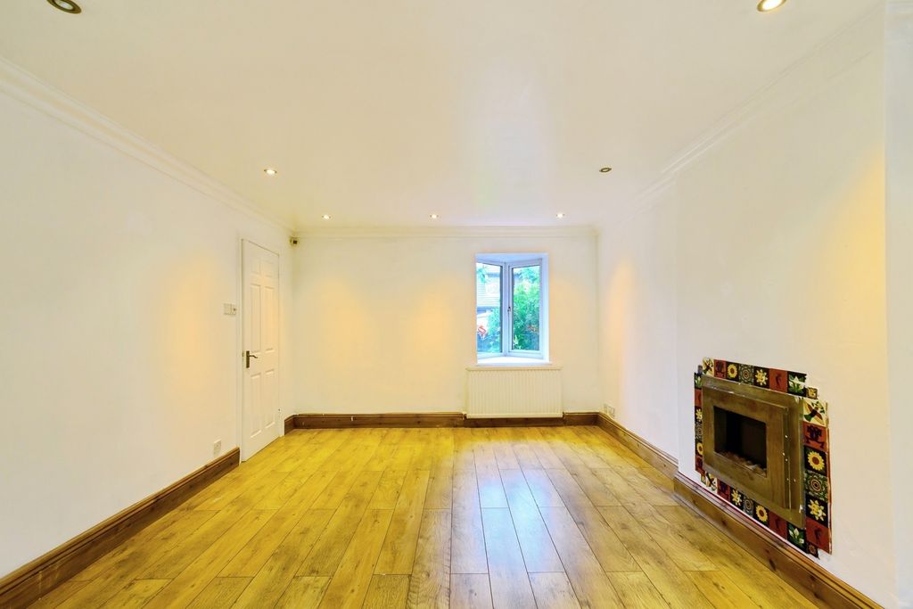 Property photo 3 of 17 Living Room