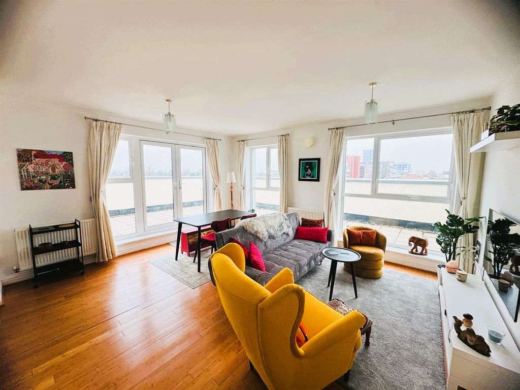 Property photo 3 of 17