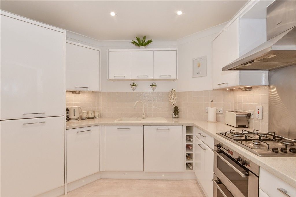 Property photo 3 of 8 Kitchen