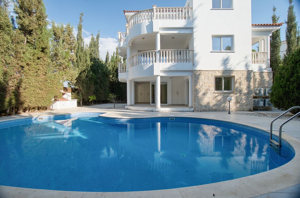 Property photo 2 of 62