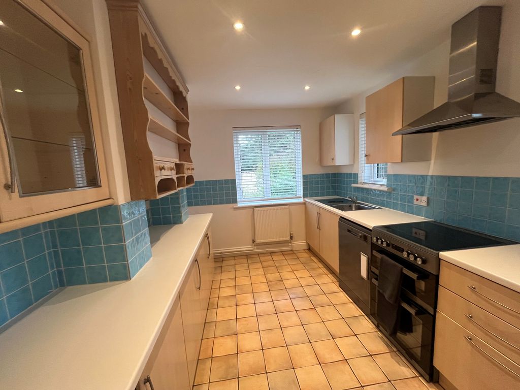 Property photo 3 of 11 Kitchen