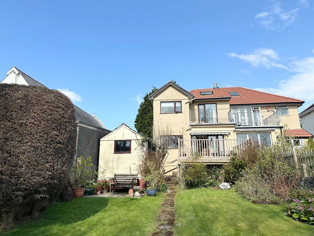 Property photo 2 of 25