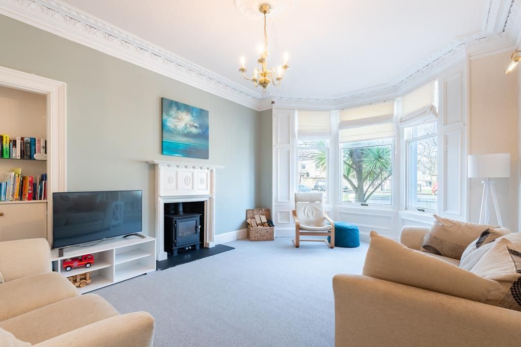 Property photo 3 of 32 Lev1435Pem Lounge.Jpg