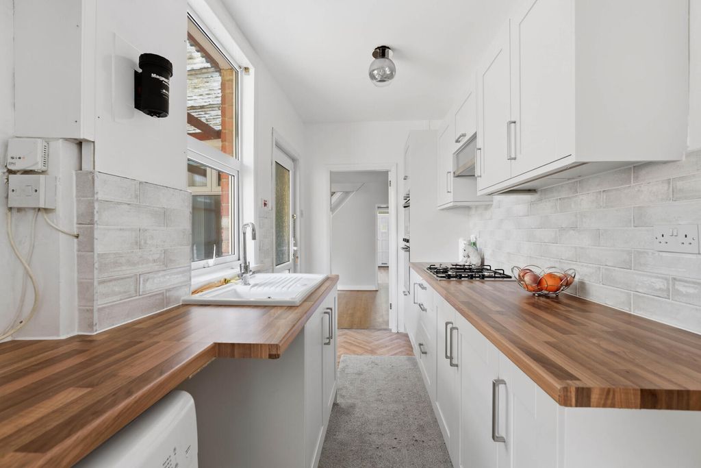 Property photo 3 of 18 Kitchen