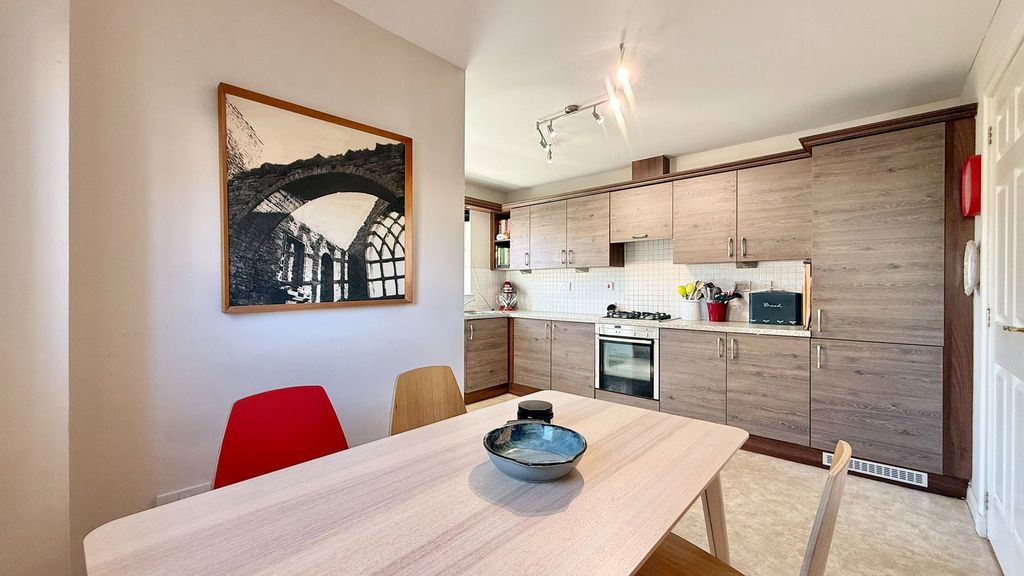 Property photo 3 of 27