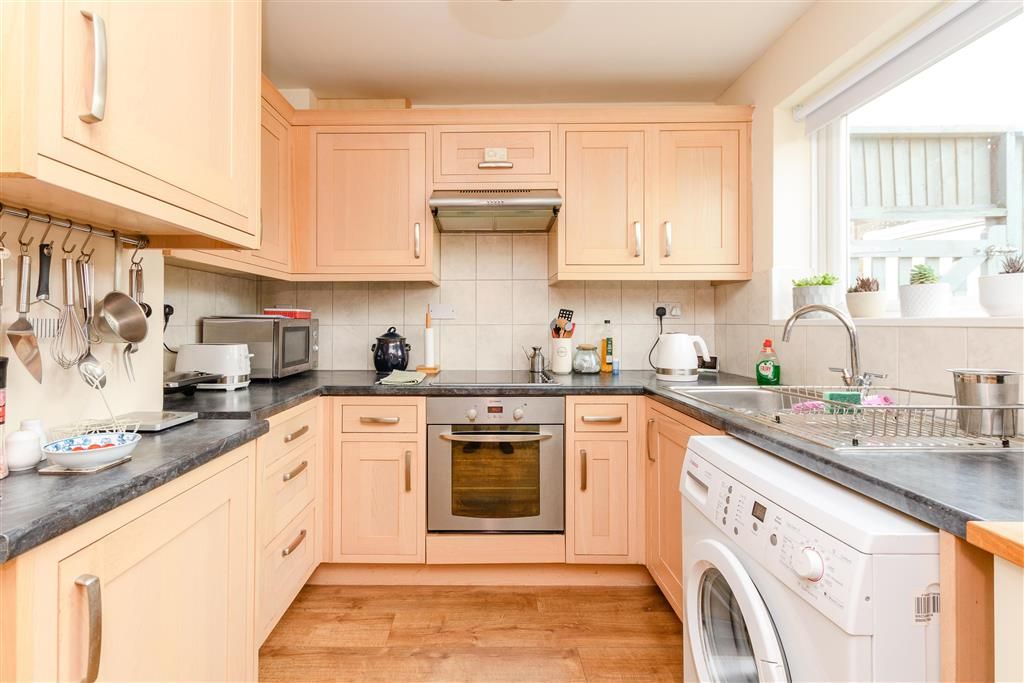 Property photo 3 of 11 Kitchen