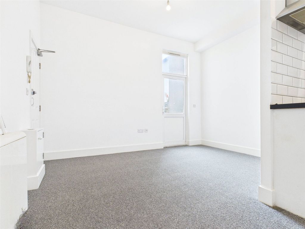 Property photo 3 of 13 Studio