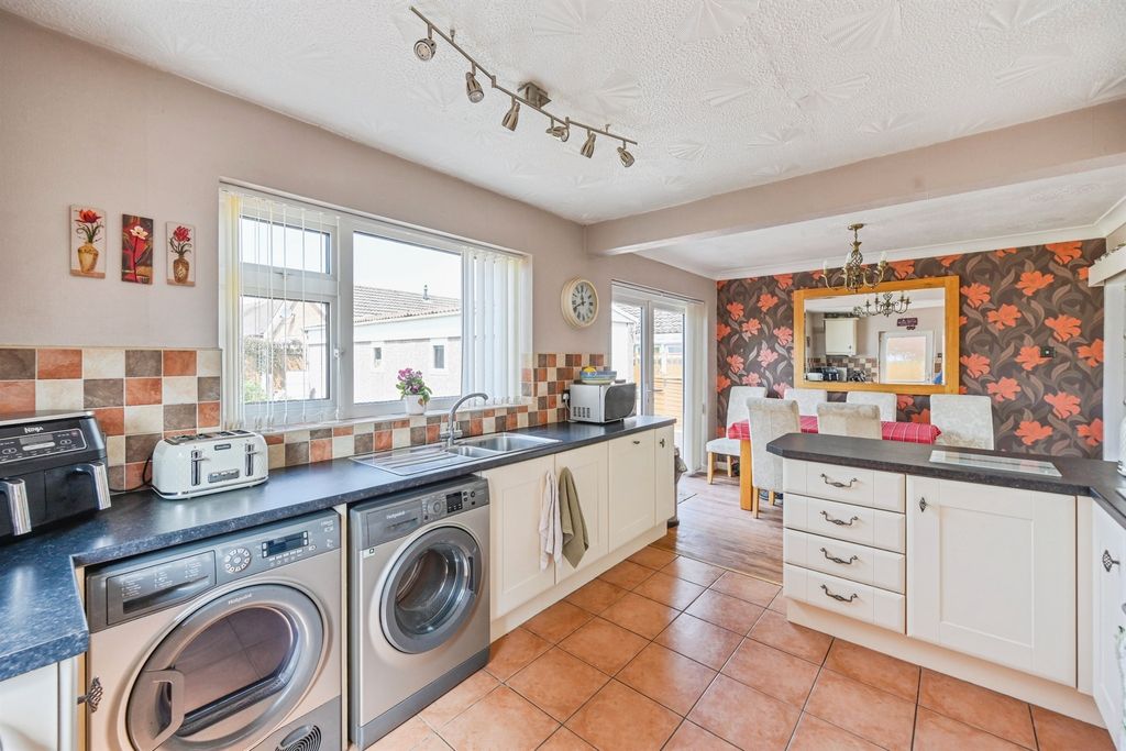 Property photo 3 of 17 Kitchen Diner: