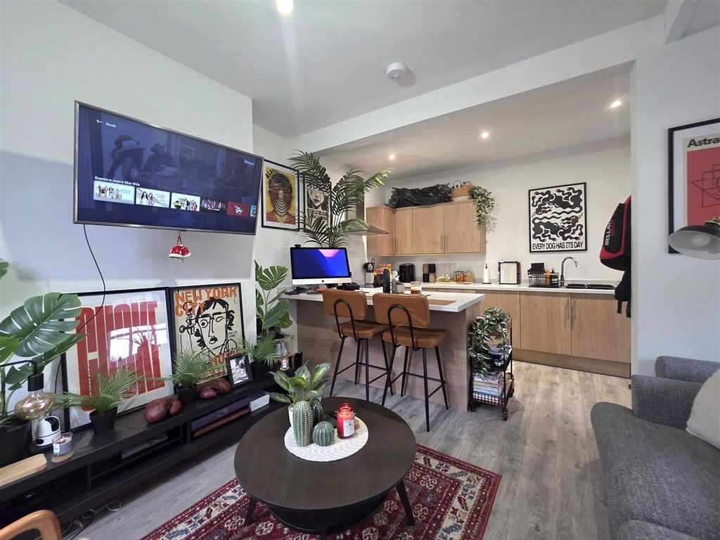 Property photo 2 of 11 Lounge/Kitchen