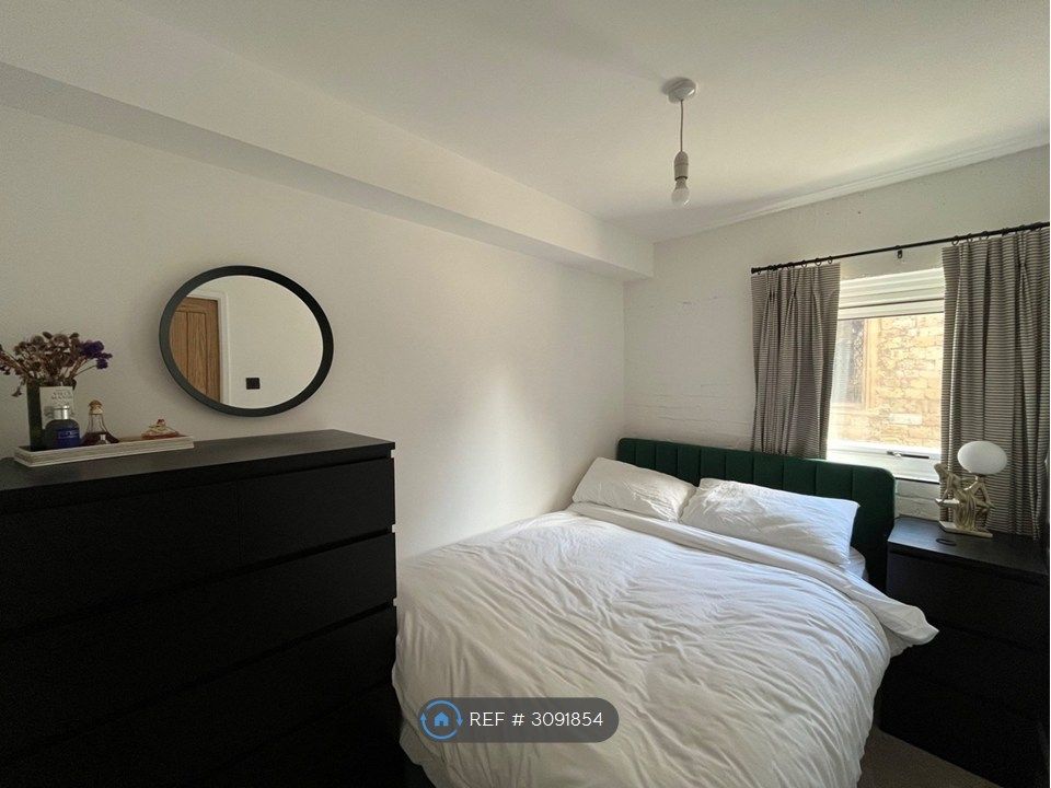 Property photo 2 of 6 Bedroom