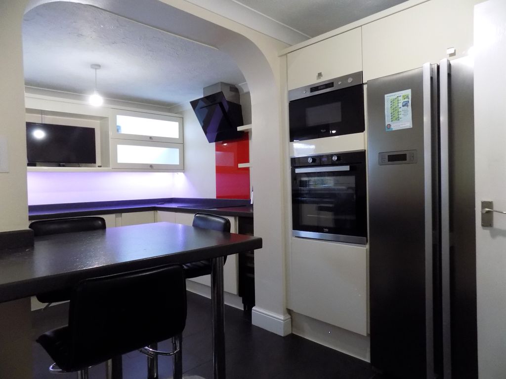 Property photo 3 of 17 Kitchen