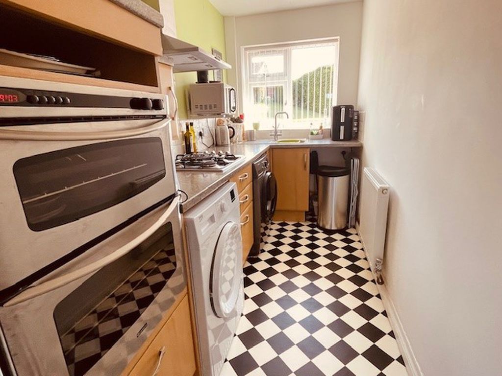 Property photo 3 of 18 Kitchen