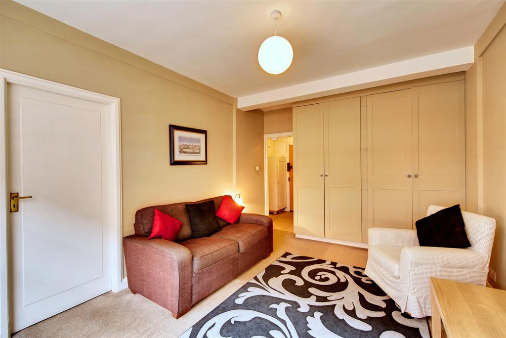 Property photo 2 of 9 Vandon Court - Reception