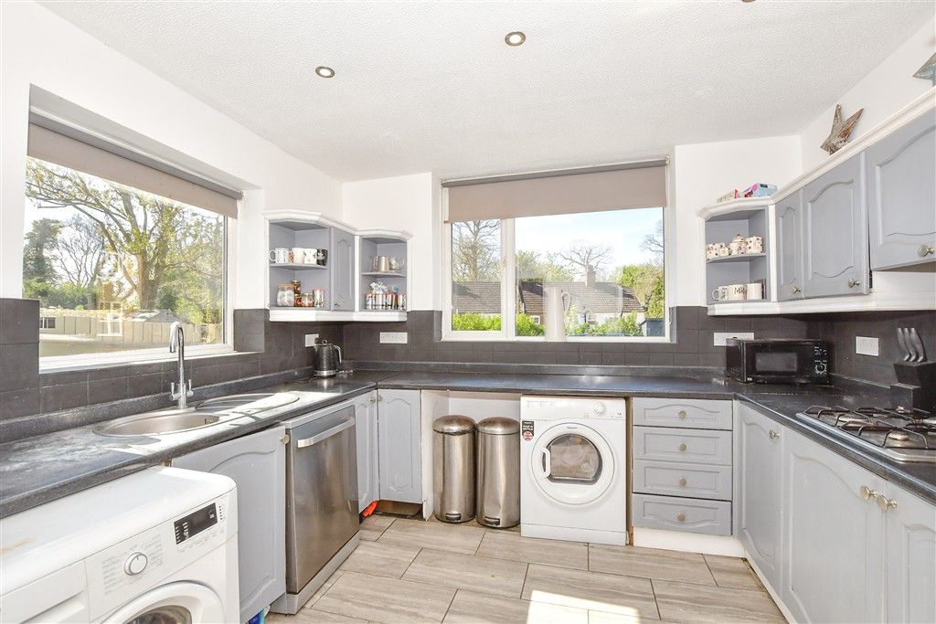 Property photo 3 of 11 Kitchen