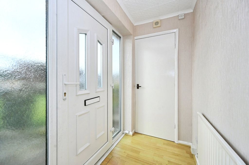 Property photo 2 of 19 Entrance Hall