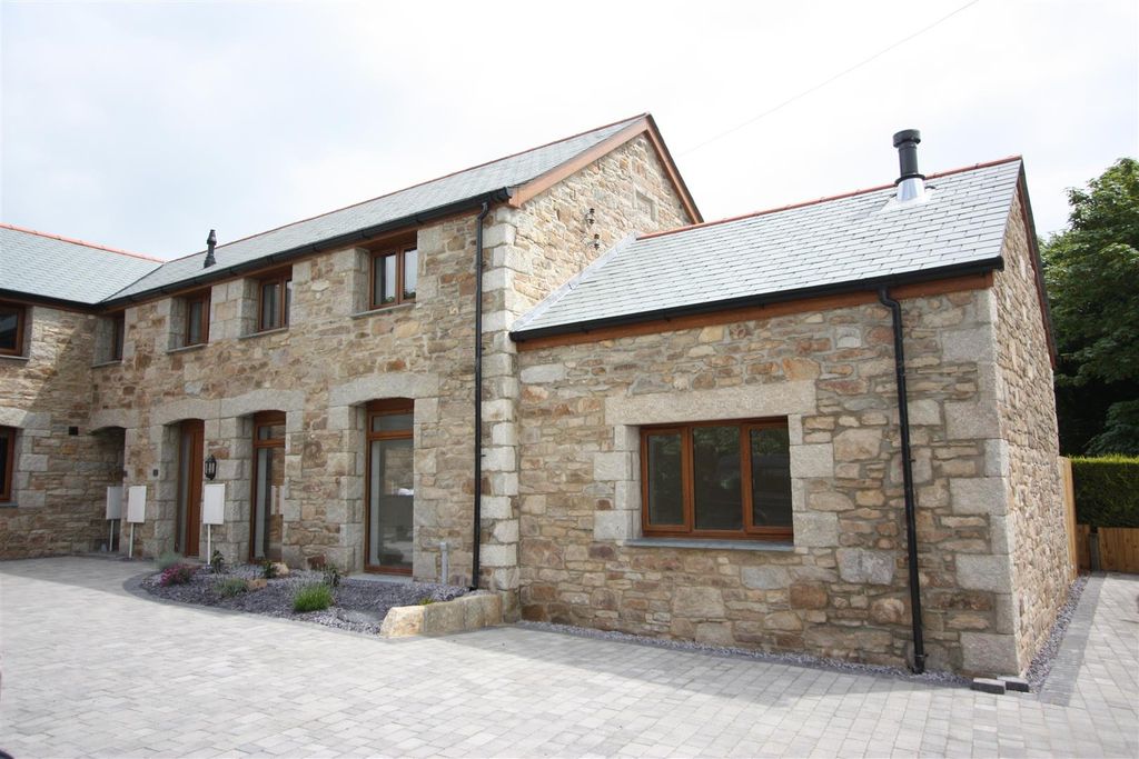 Property photo 1 of 11 1 Lower Barn Court