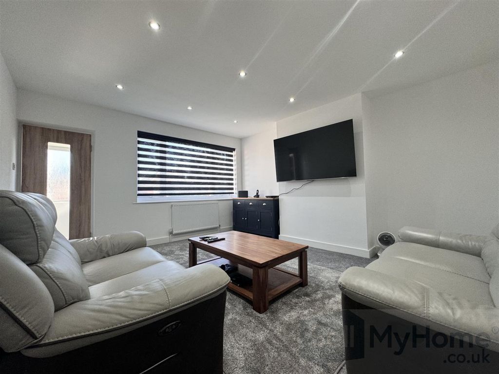 Property photo 2 of 17 Lounge