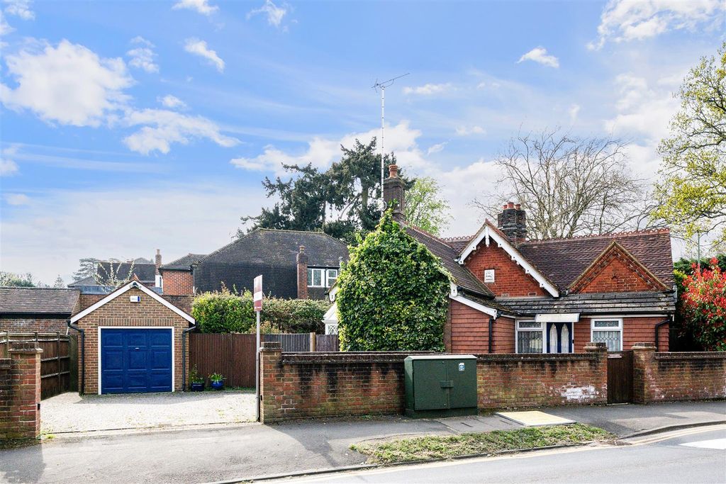 Property photo 1 of 21 East Lodge, Garratt Lane. 1 (7).Jpg