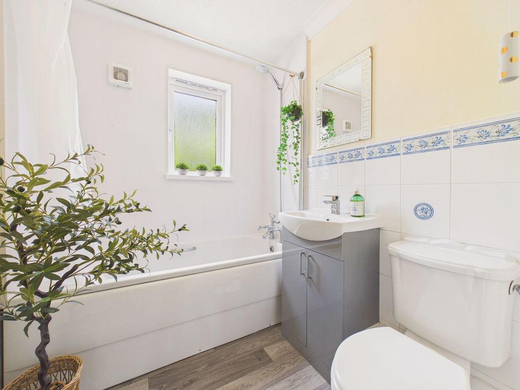 Property photo 3 of 9 Bathroom