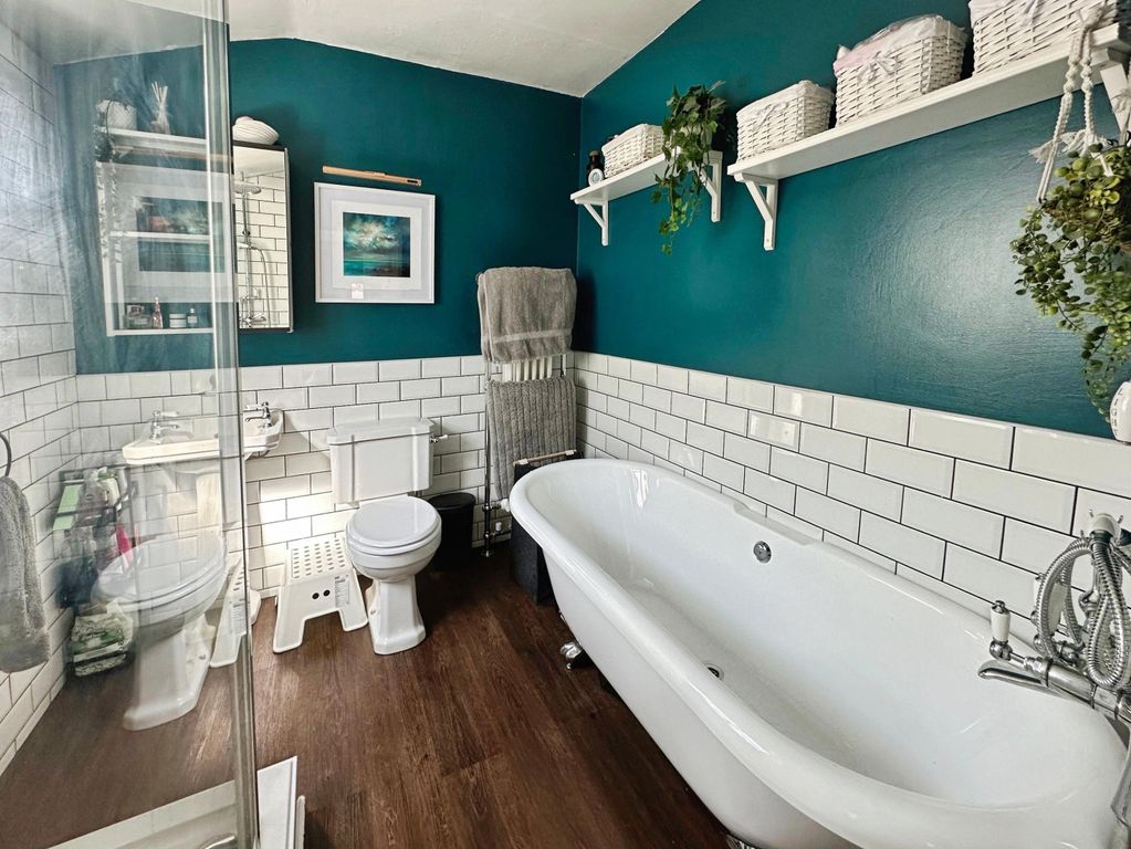 Property photo 1 of 17 Bathroom