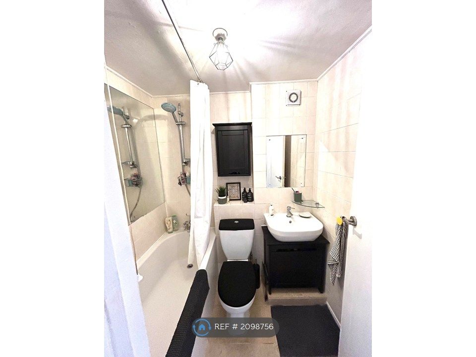 Property photo 3 of 11 Bathroom