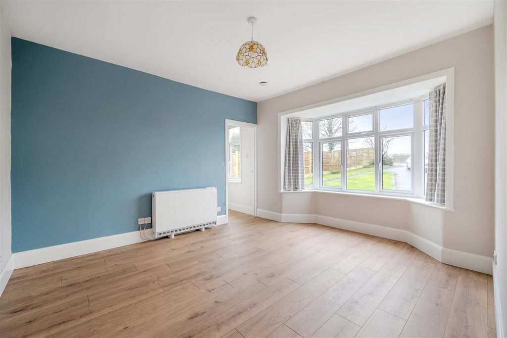 Property photo 3 of 21 Sitting Room