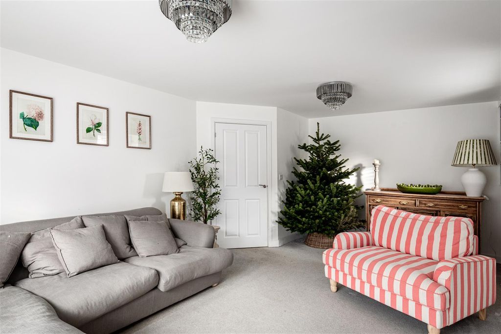 Property photo 3 of 26 Cleavers Avenue-7.Jpg