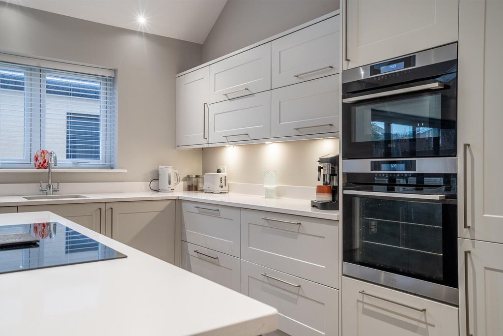 Property photo 3 of 27 Kitchen