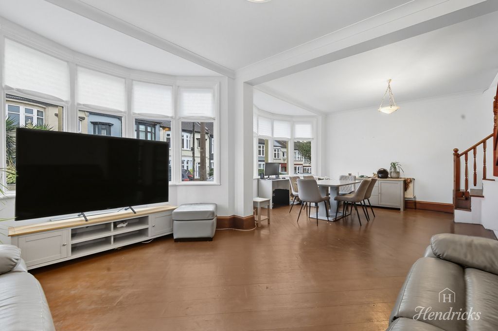 Property photo 2 of 25