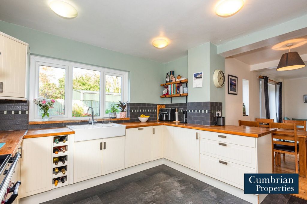 Property photo 2 of 20 Dining Kitchen