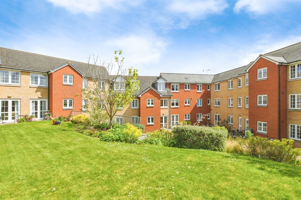 Property photo 1 of 12 Communal Gardens