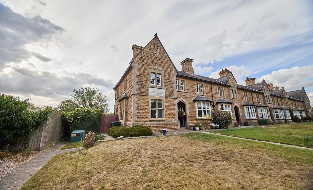 Property photo 1 of 12 Cricks Retreat Great Glen  9.Jpg