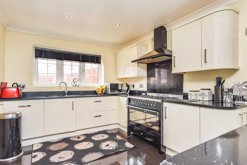 Property photo 1 of 19 Kitchen