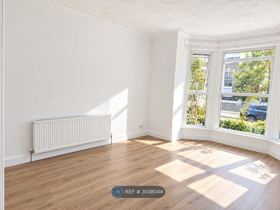 Property photo 3 of 18 Lots Of Natural Light. Small Garden In Front.
