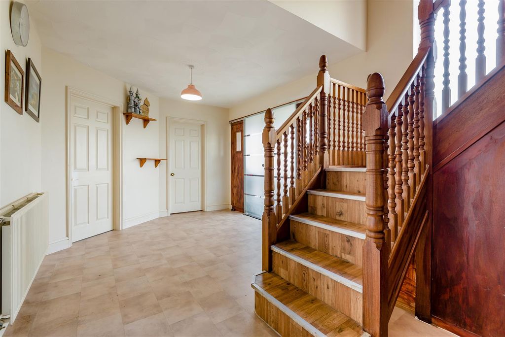 Property photo 2 of 32