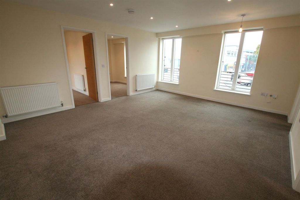 Property photo 3 of 8 Lowesmoor,Flat1Lounge2.Jpg