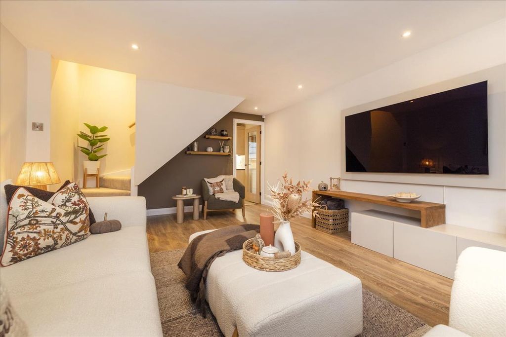 Property photo 2 of 32