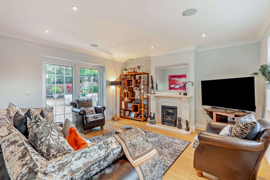 Property photo 3 of 19 Sitting Room