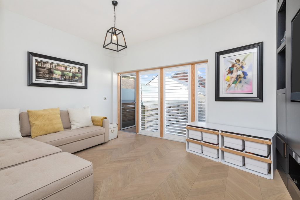 Property photo 2 of 16 4602983