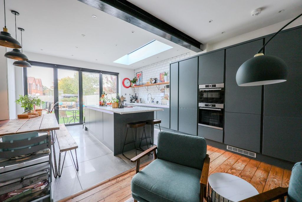 Property photo 2 of 35