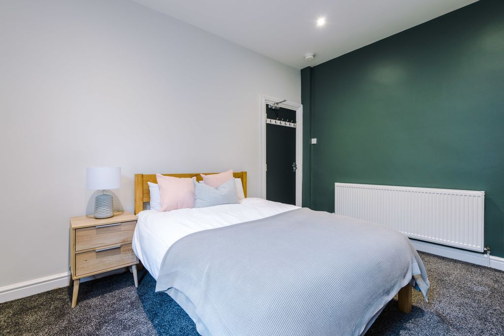 Property photo 3 of 19 27 Norwood Terrace, Bedroom 8