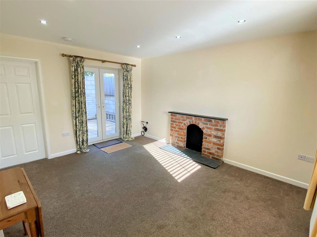 Property photo 3 of 13 213A Henver Road Lounge