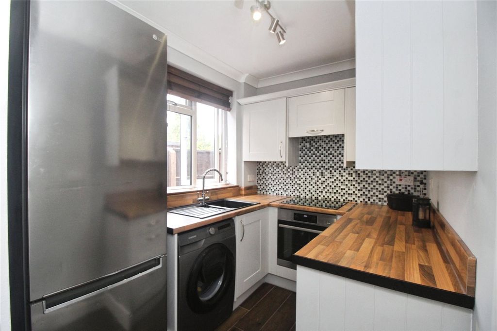Property photo 3 of 13 Fitted Kitchen
