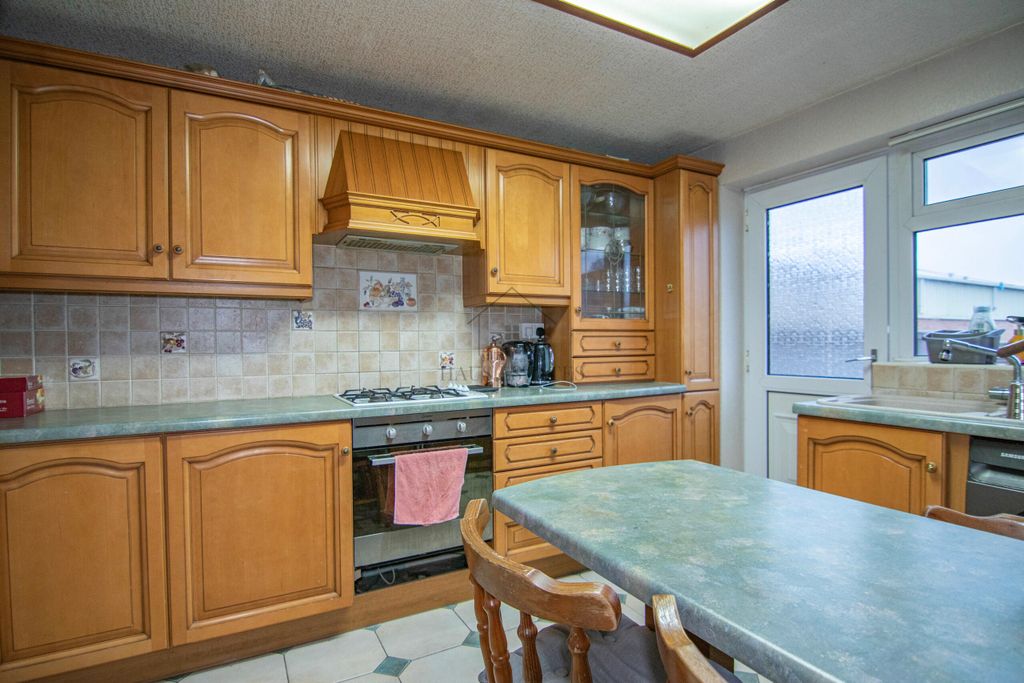Property photo 3 of 9 Kitchen