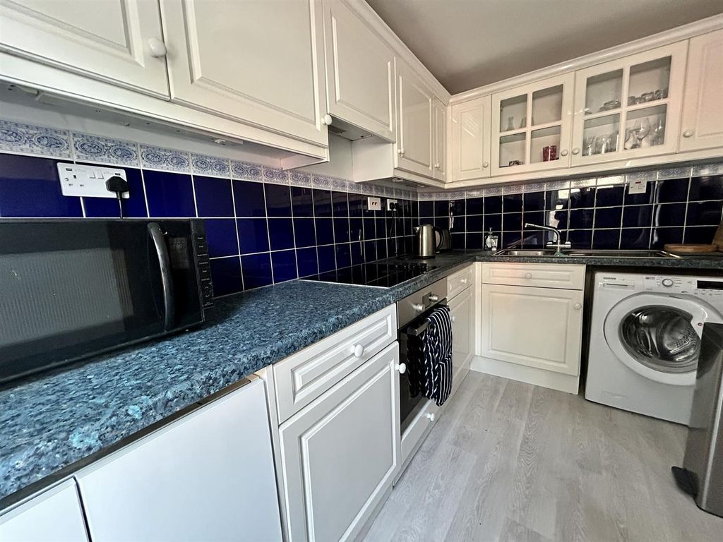 Property photo 2 of 9 Kitchen