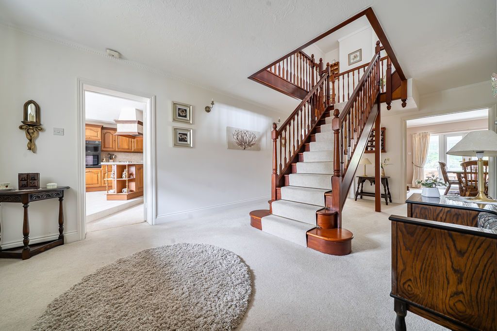 Property photo 2 of 21 Entrance Hall
