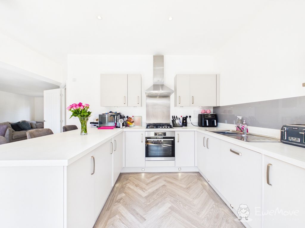 Property photo 3 of 16 Kitchen