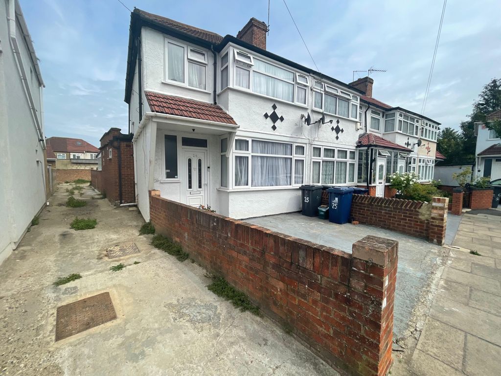 Property photo 1 of 18 4 Bedroom House In Southall