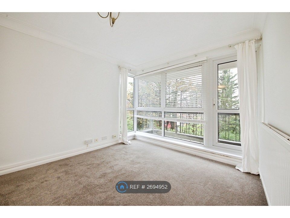 Property photo 3 of 30 Living Room Showing White Blinds
